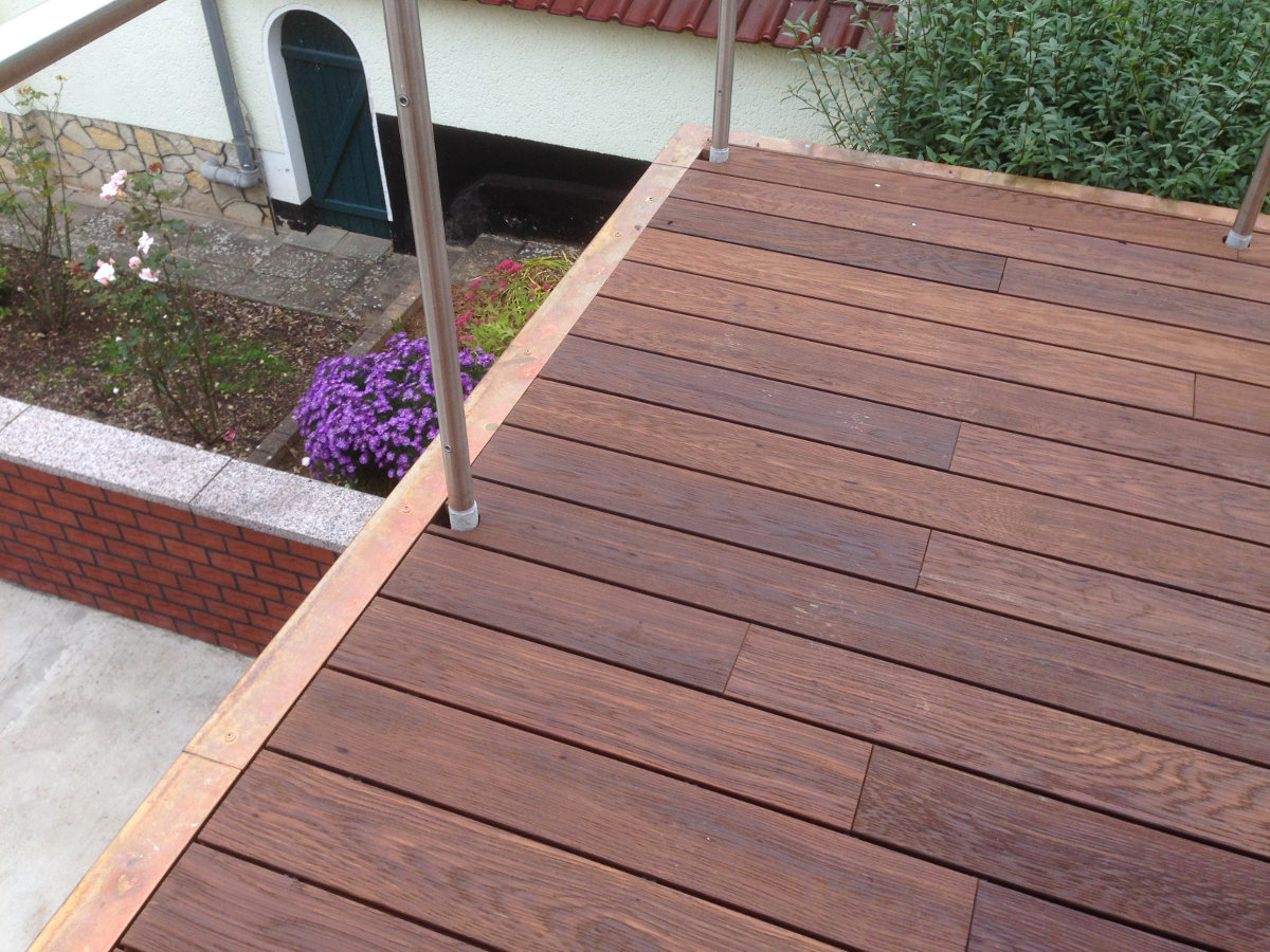 Thermo-Esche Terrassendielen und edle Holzverkleidung – Eine hochwertige Renovierung in Heiligenstadt