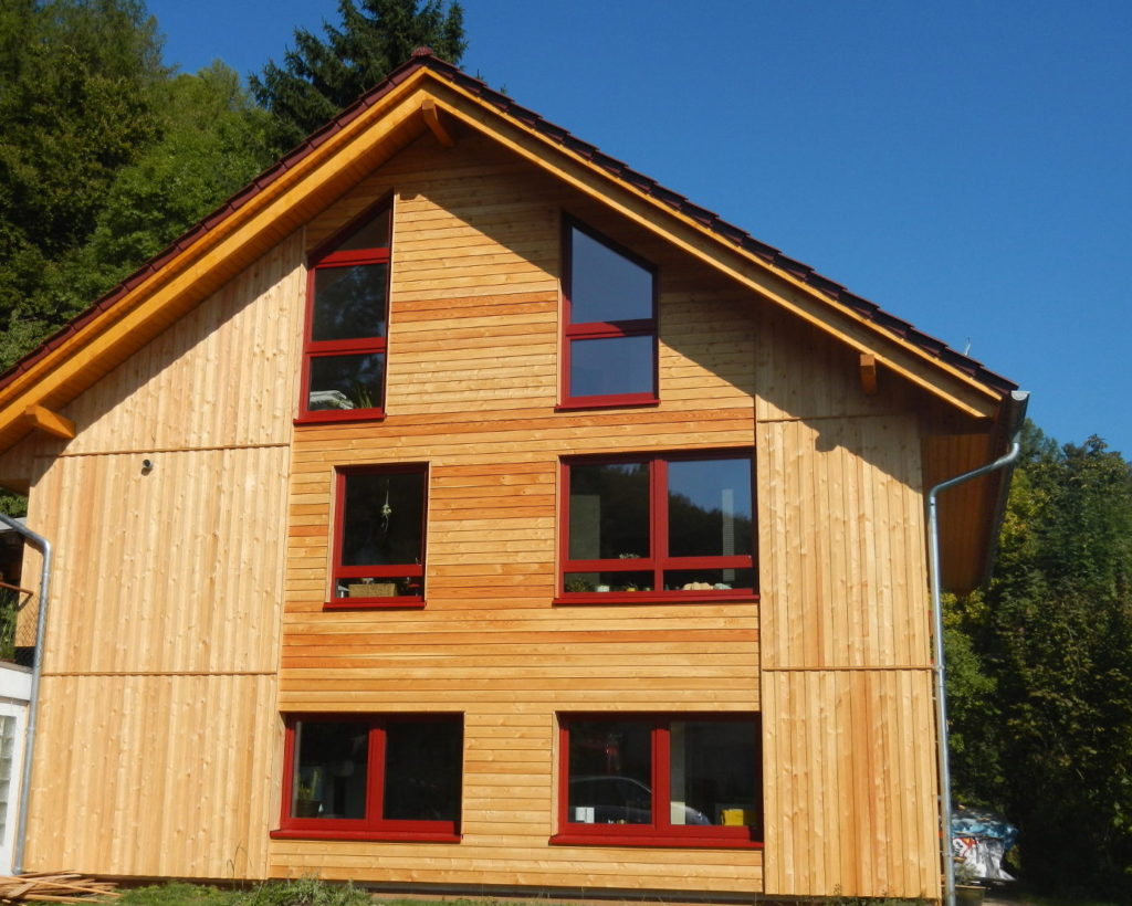 Fertighaus Sanierung mit Zellulose-Dämmung und Holzfassade
